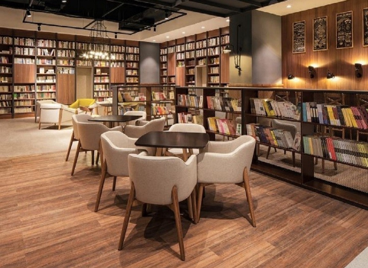 Книжный магазин угловое. Интерьер современной библиотеки. Кафе библиотека. Кофейня библиотека. Библиотека в современном стиле.